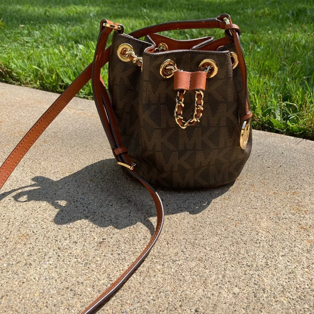 Michael Kors Brown Bucket Bag Crossbody Purse Gold Chain - Picture 16 of 17